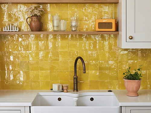 Pared de azulejos de cocina amarillos